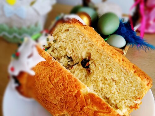 Паска великодня розрізана — пухка м'якушка