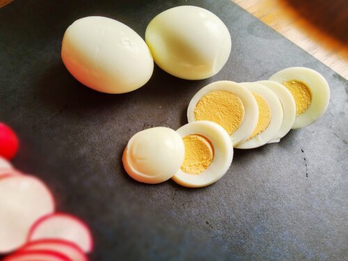 Салат з редиски і яєць шарами