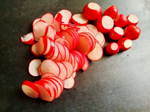 Салат з редиски і яєць шарами