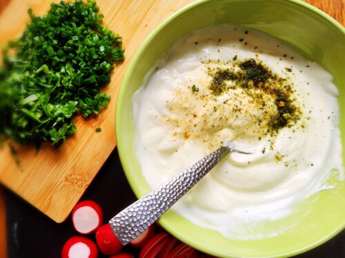 Салат з редиски і яєць шарами