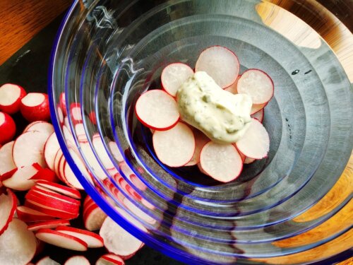 Салат з редиски і яєць шарами