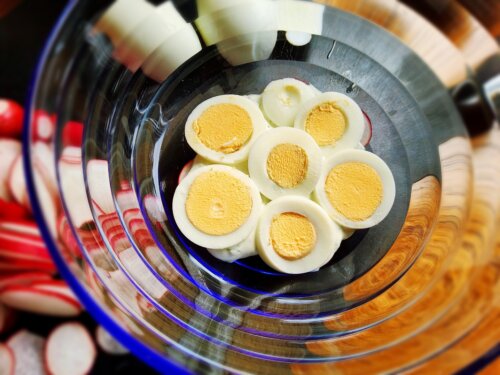 Салат з редиски і яєць шарами