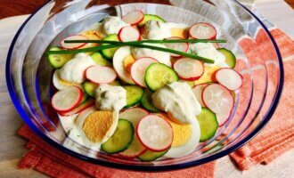 Салат з редиски і яєць шарами