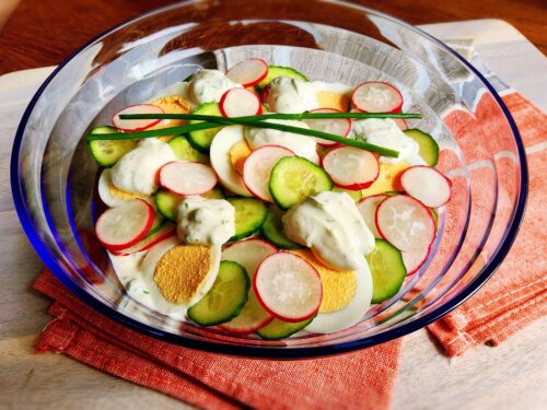 Салат з редиски і яєць шарами