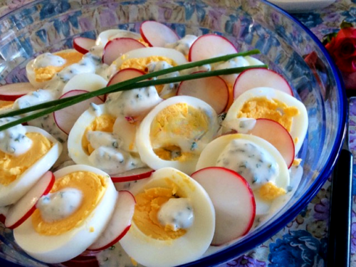 Салат з редиски і яєць шарами